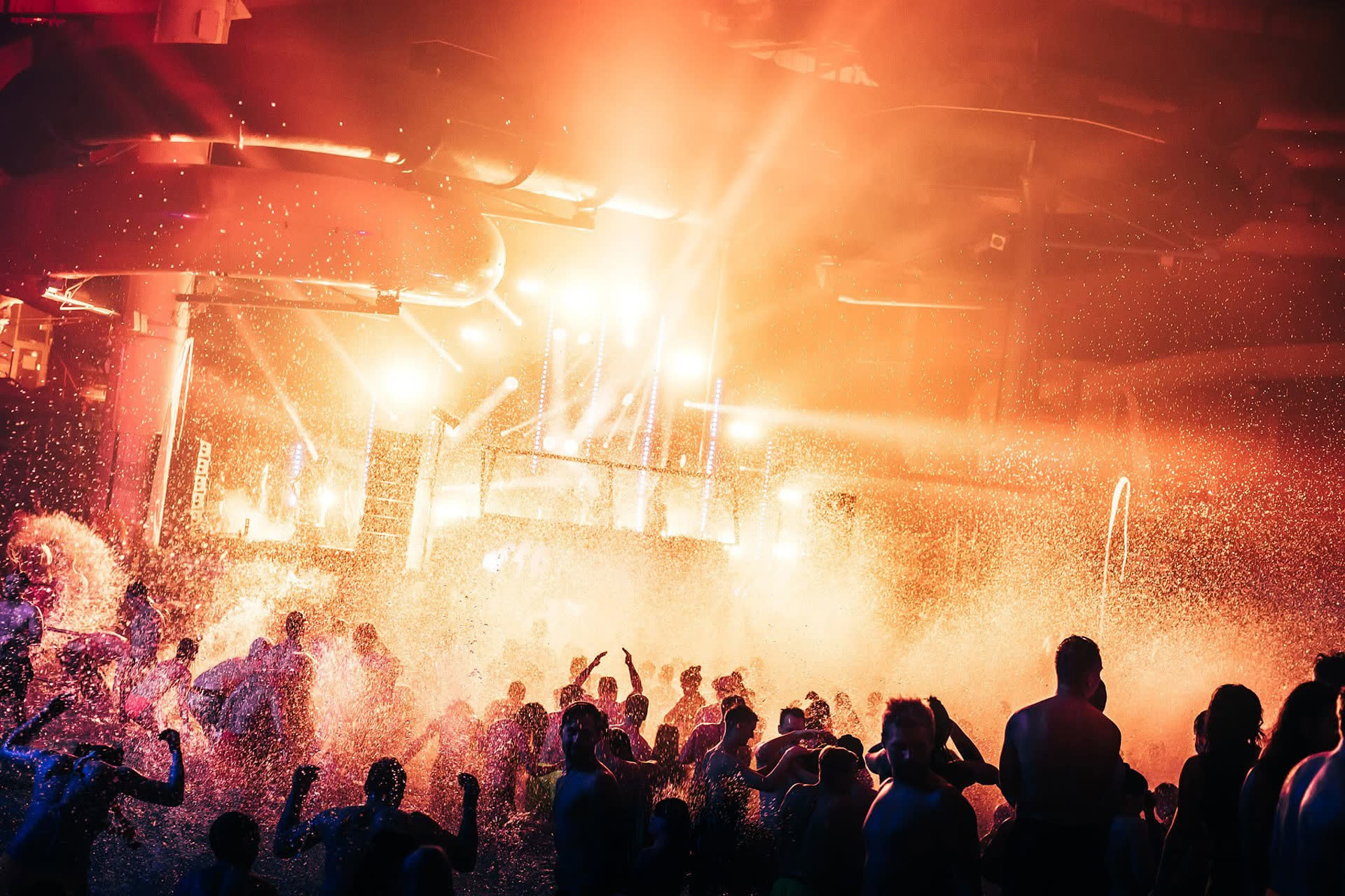 Juhlijat valtaavat tanssialtaan Waterland-festivaalin valojen ja vesishown keskellä.